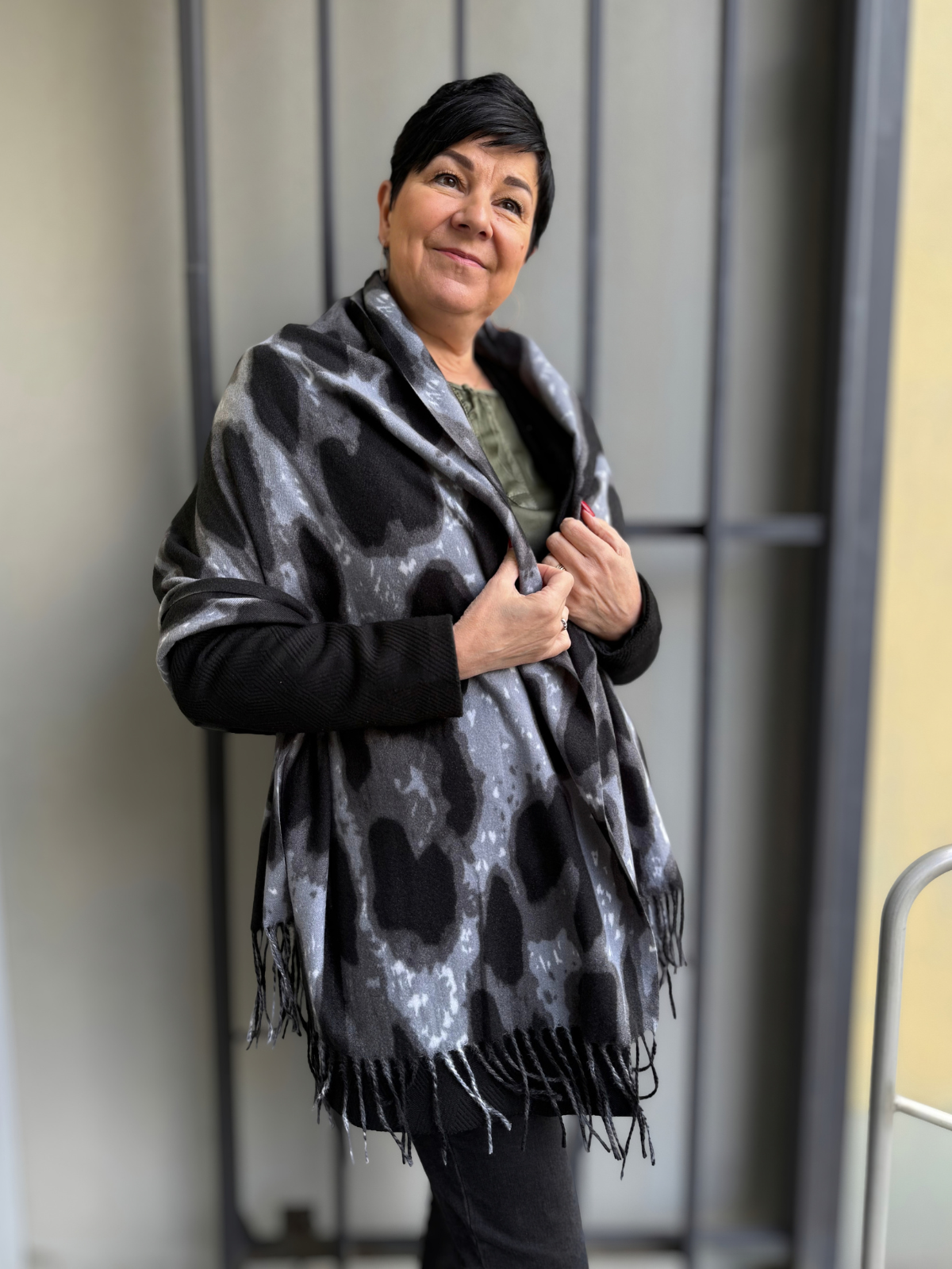 Kaulahuivi Pantteri harmaa