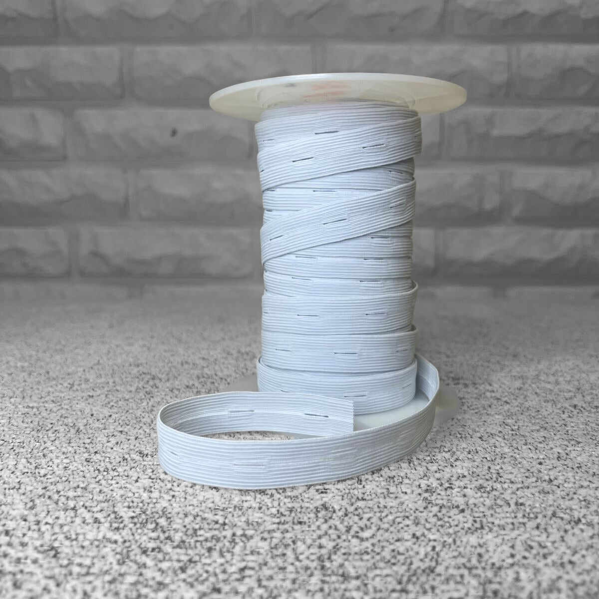 Kuminauha reiällinen 18 mm musta, valkoinen
