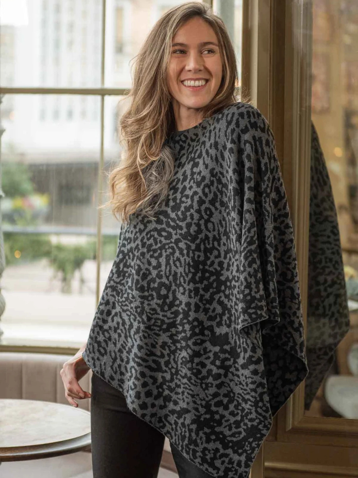 Poncho Amara tummanharmaa, Lasessor