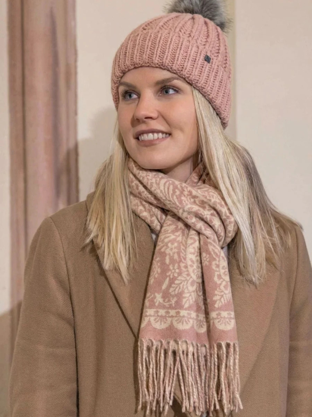 Kaulahuivi Gemma rosa, Lasessor