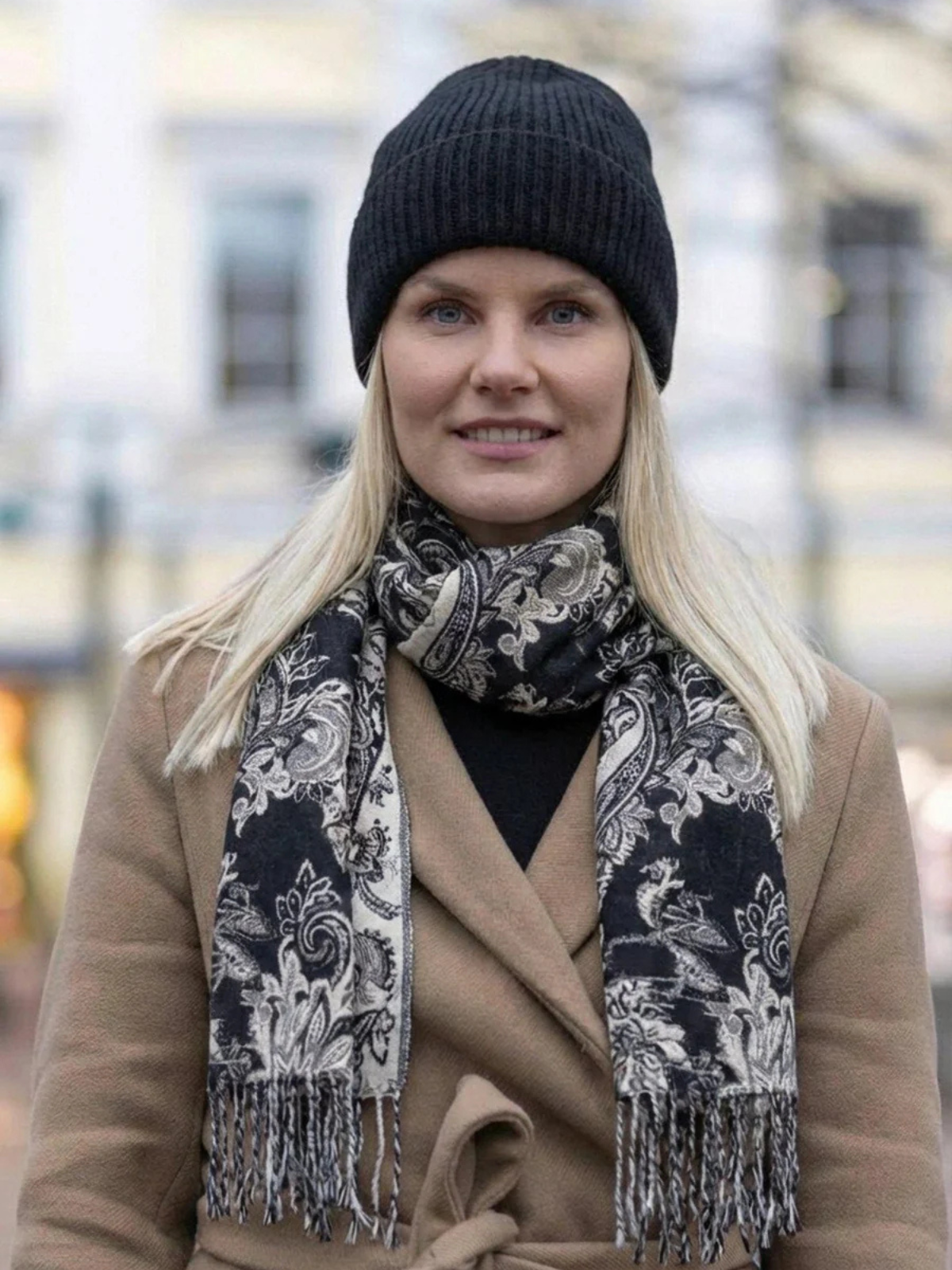 Kaulahuivi Gerta musta, Lasessor
