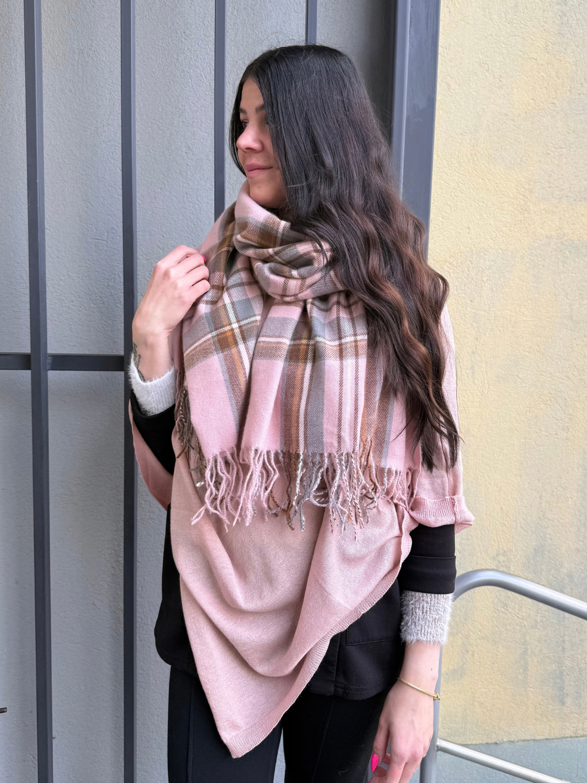 Poncho Juolas rosa, Lasessor